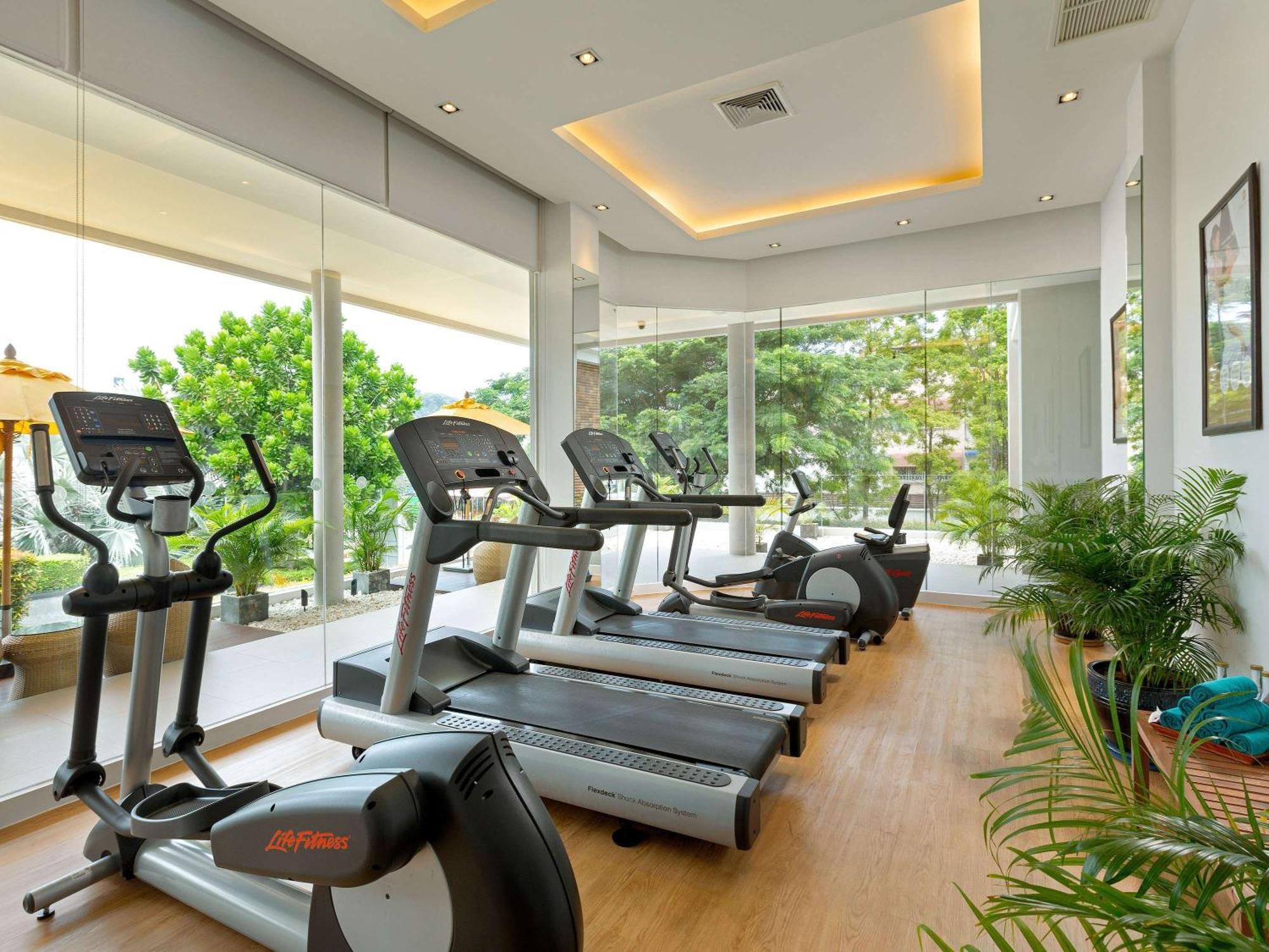 Grand Mercure Phuket Patong Exteriör bild The gym at the hotel