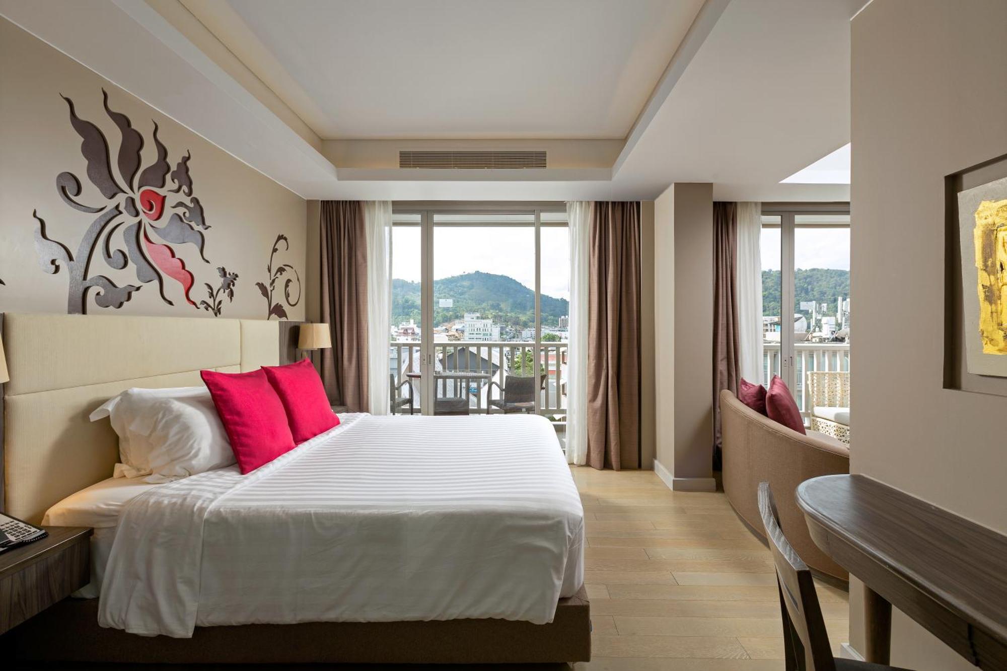 Grand Mercure Phuket Patong Exteriör bild Deluxe Room