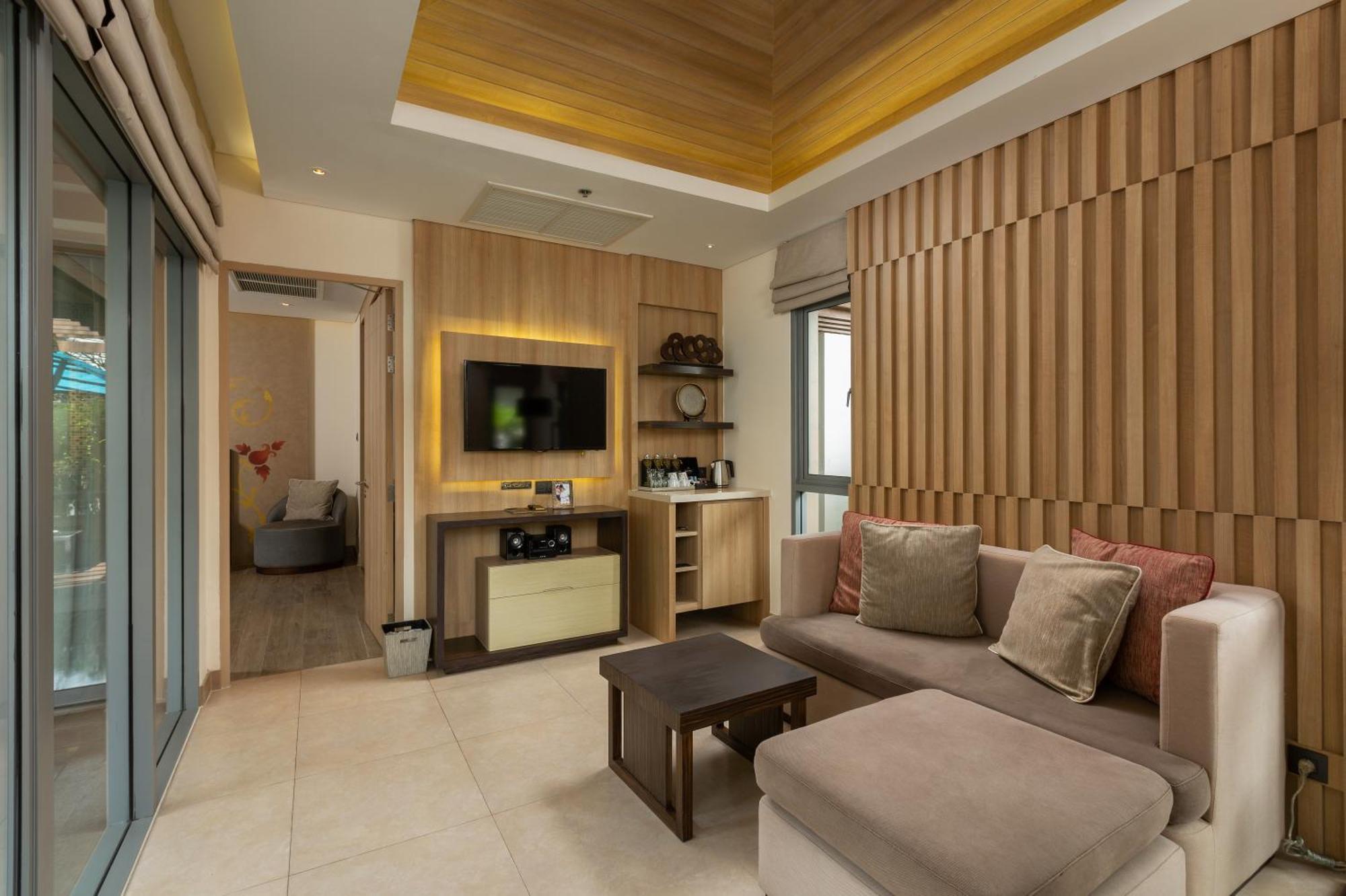 Grand Mercure Phuket Patong Exteriör bild A living room in a hotel suite