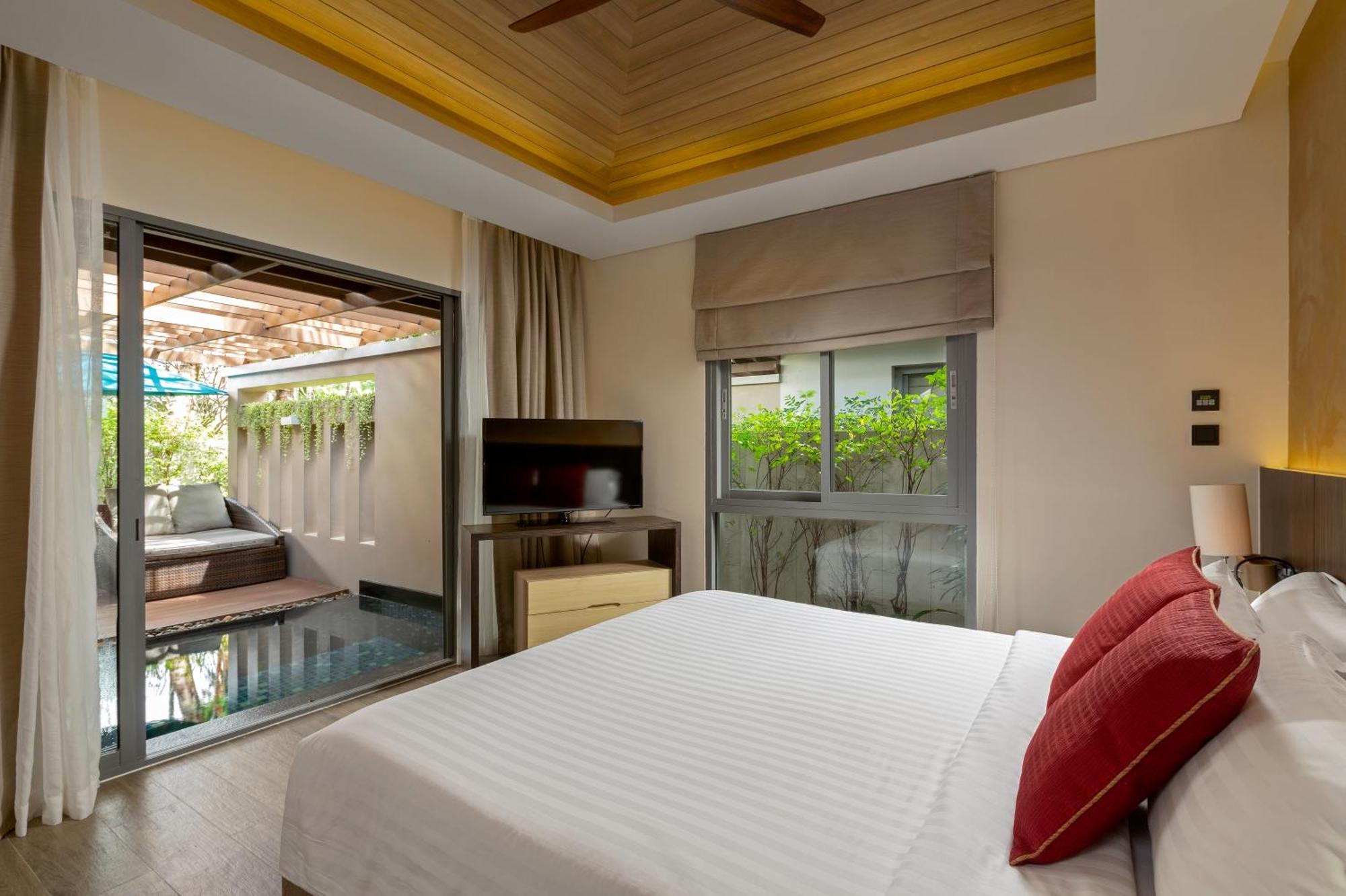 Grand Mercure Phuket Patong Exteriör bild A bedroom at the hotel