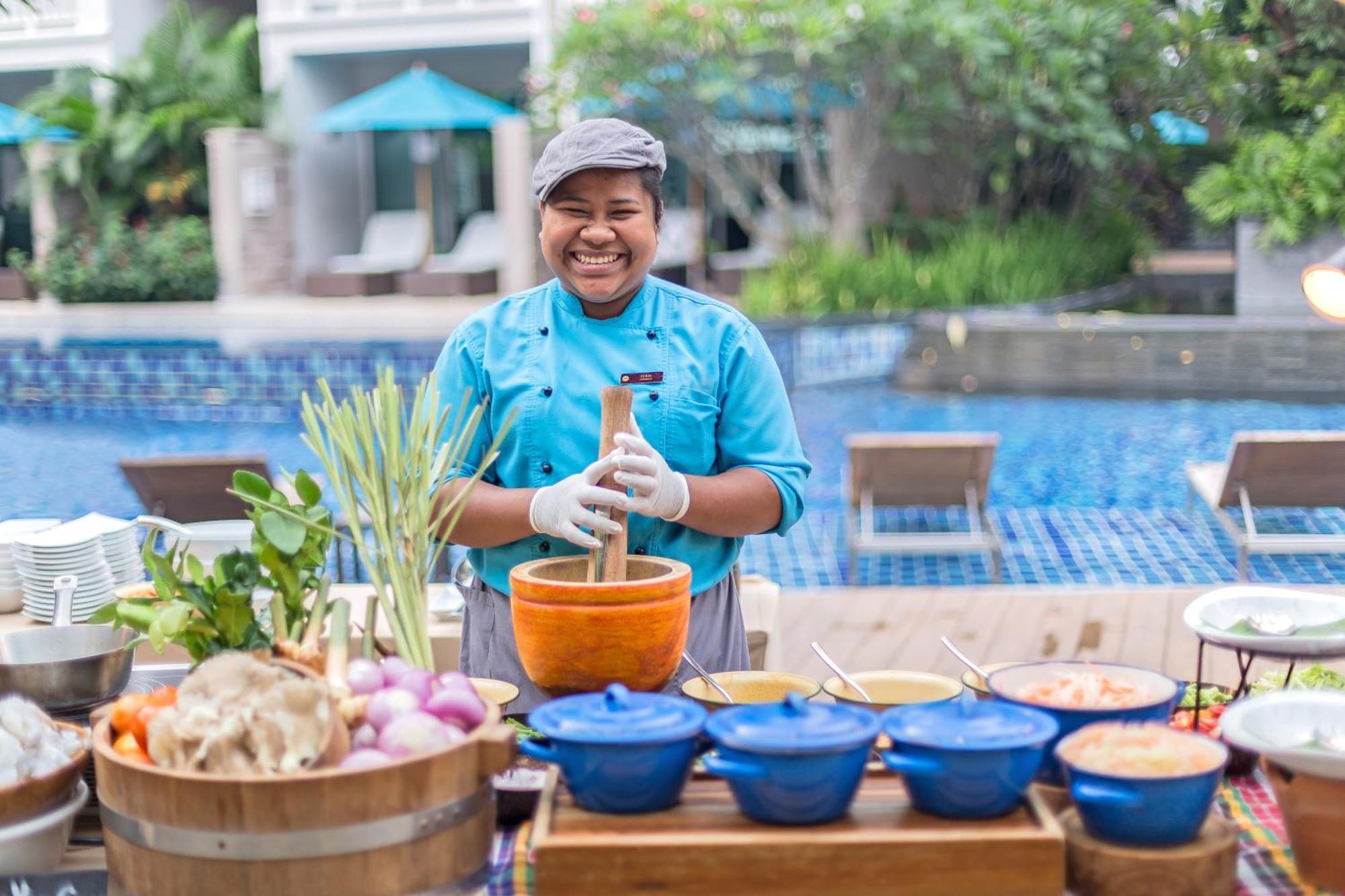 Grand Mercure Phuket Patong Exteriör bild Thai cuisine