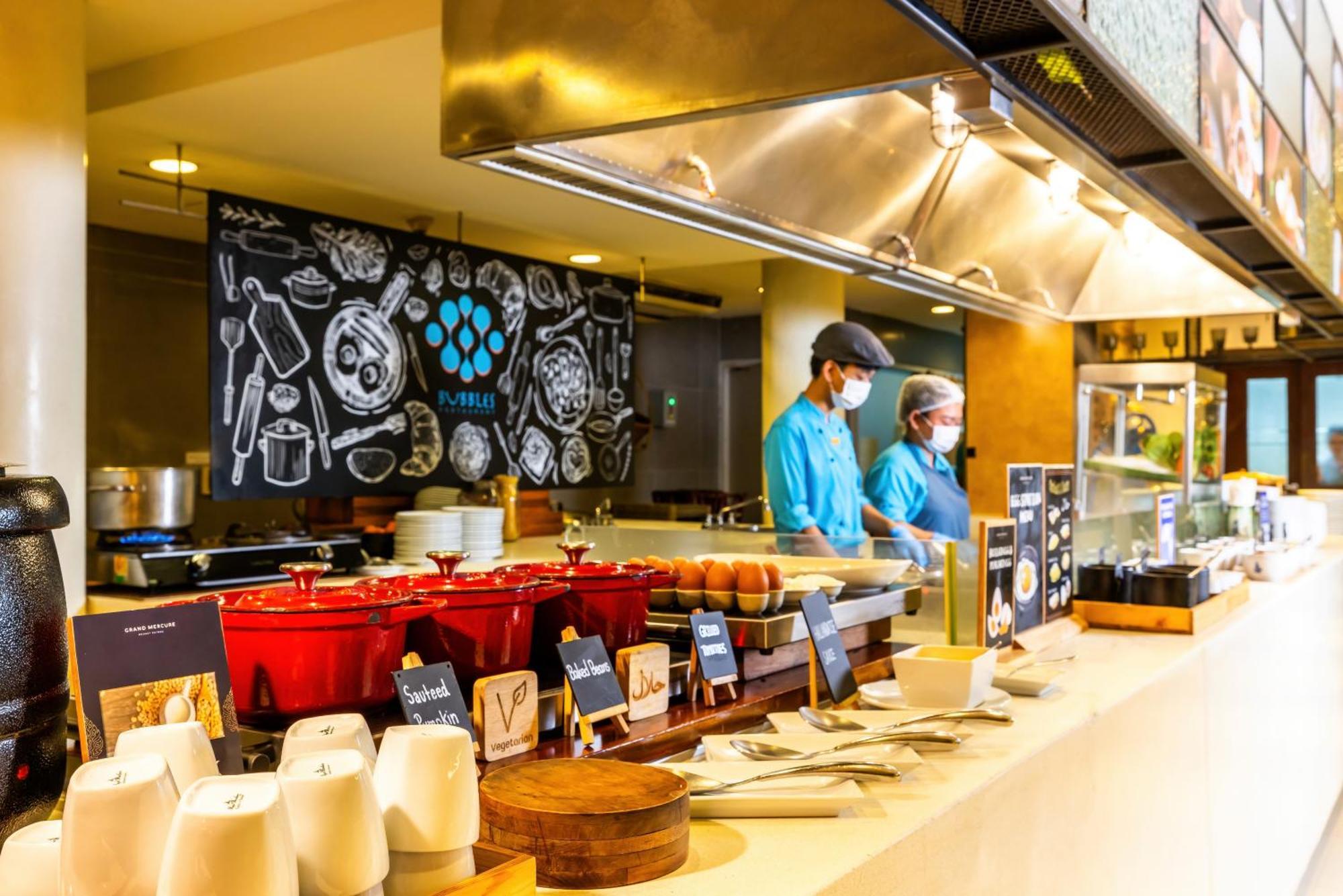 Grand Mercure Phuket Patong Exteriör bild Live Kitchen at The Deck