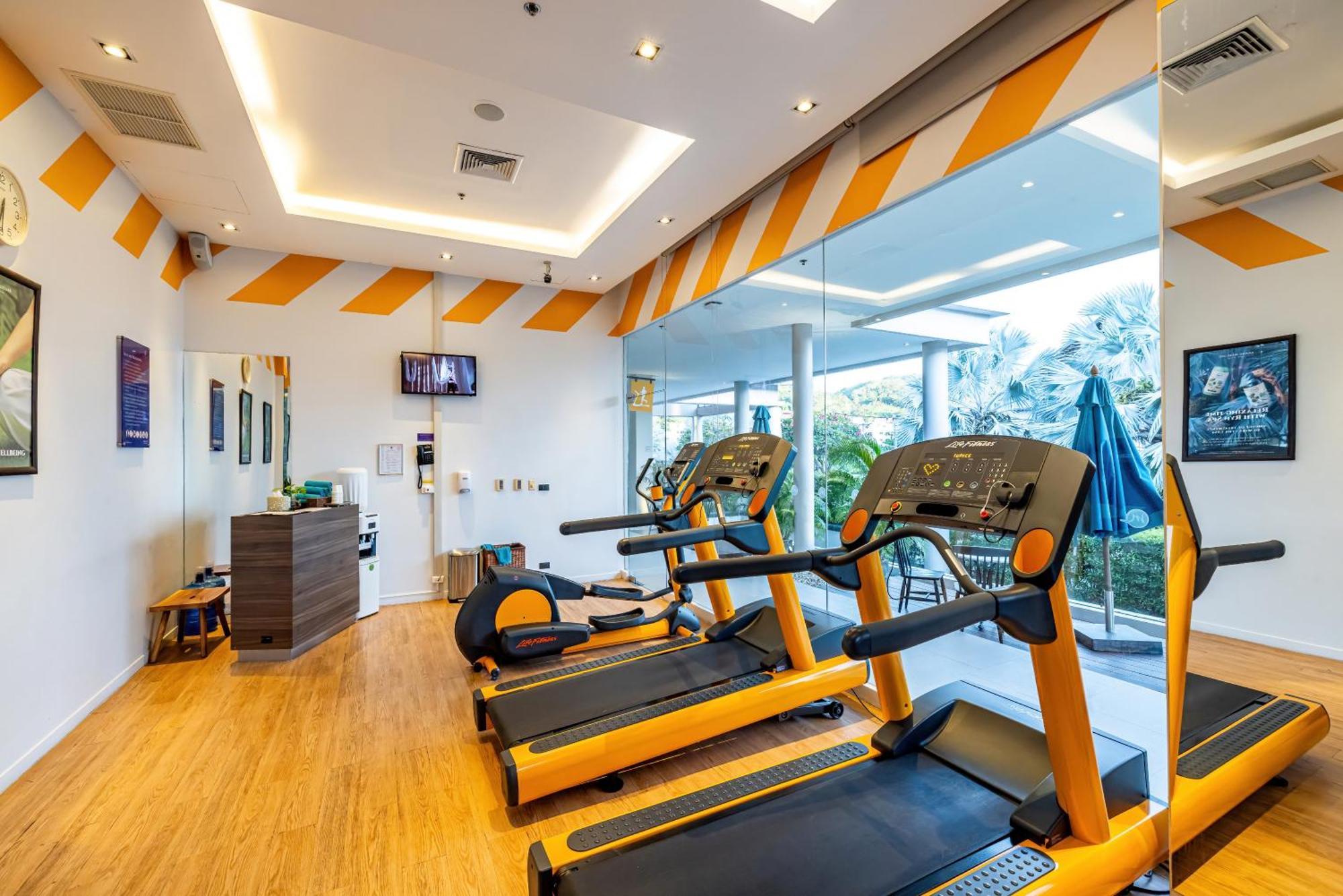 Grand Mercure Phuket Patong Exteriör bild The gym at the hotel