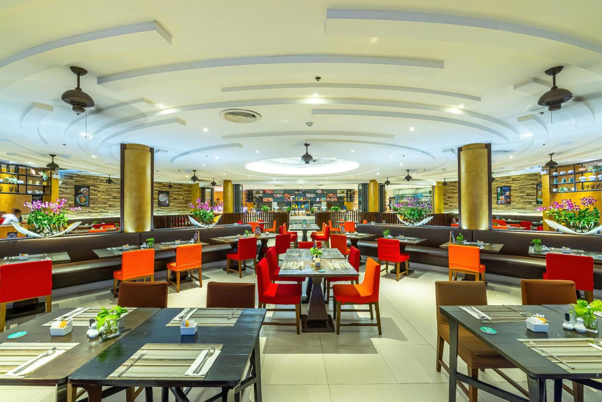 Grand Mercure Phuket Patong Exteriör bild The interior of a buffet restaurant in Vietnam