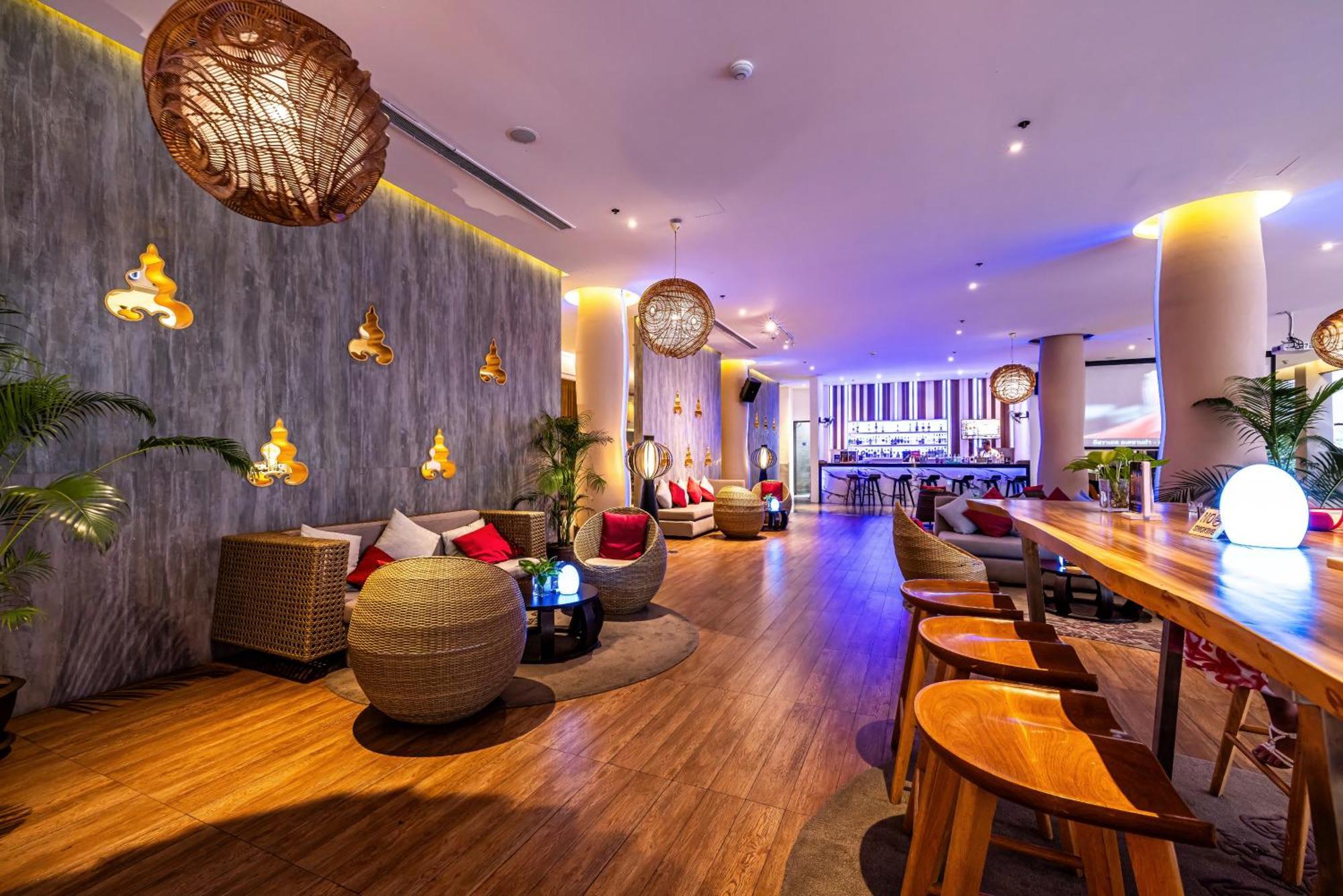 Grand Mercure Phuket Patong Exteriör bild The lounge at the airport