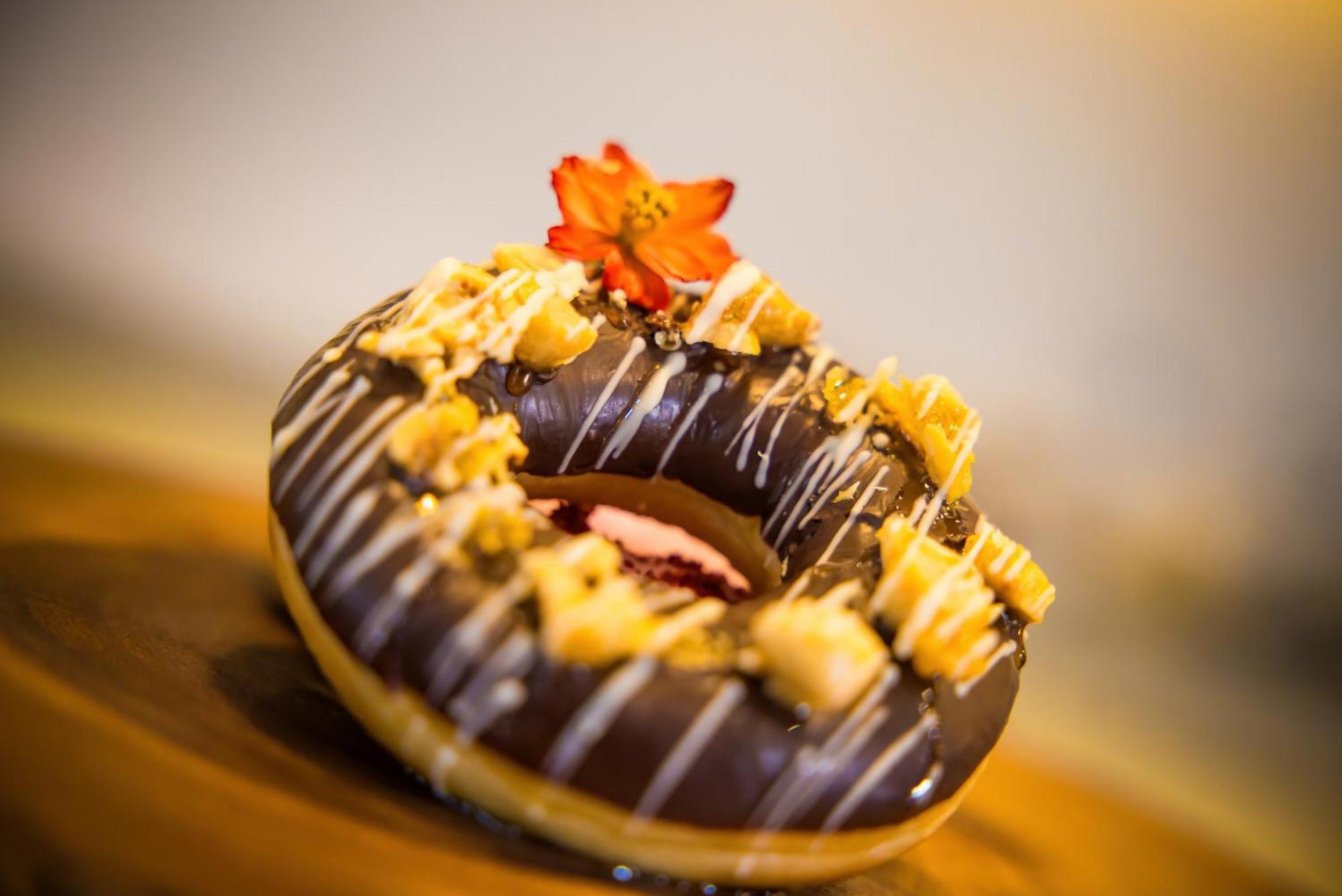 Grand Mercure Phuket Patong Exteriör bild A doughnut