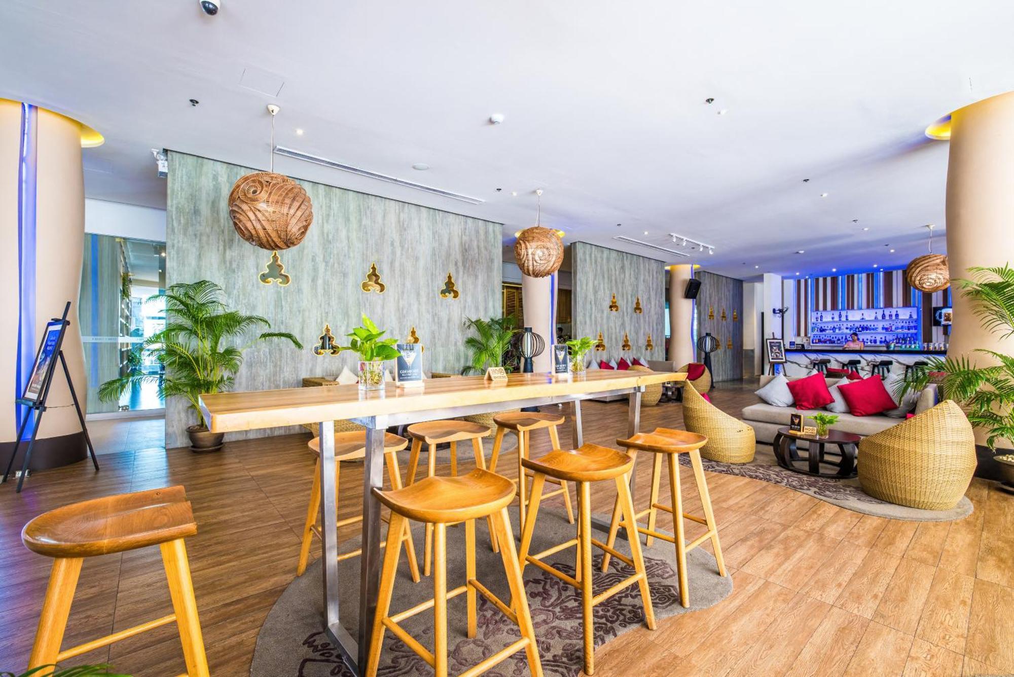Grand Mercure Phuket Patong Exteriör bild The bar at the hotel