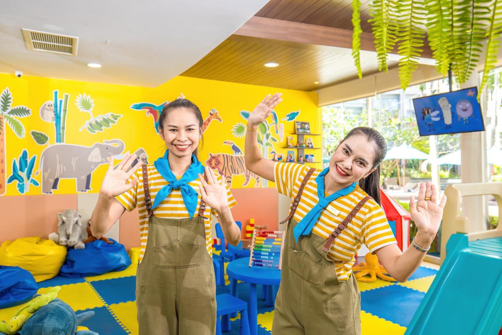 Grand Mercure Phuket Patong Exteriör bild The staff of the hotel