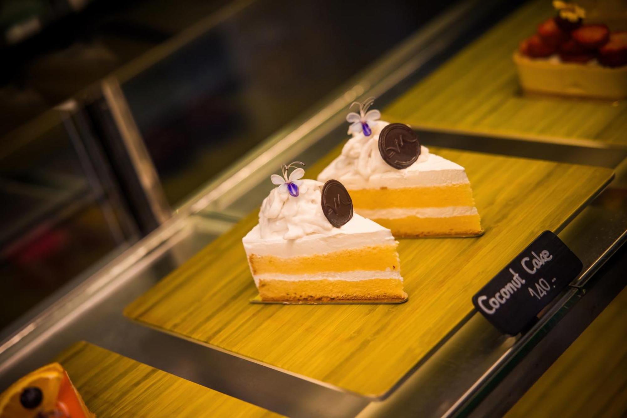 Grand Mercure Phuket Patong Exteriör bild Coconut cake