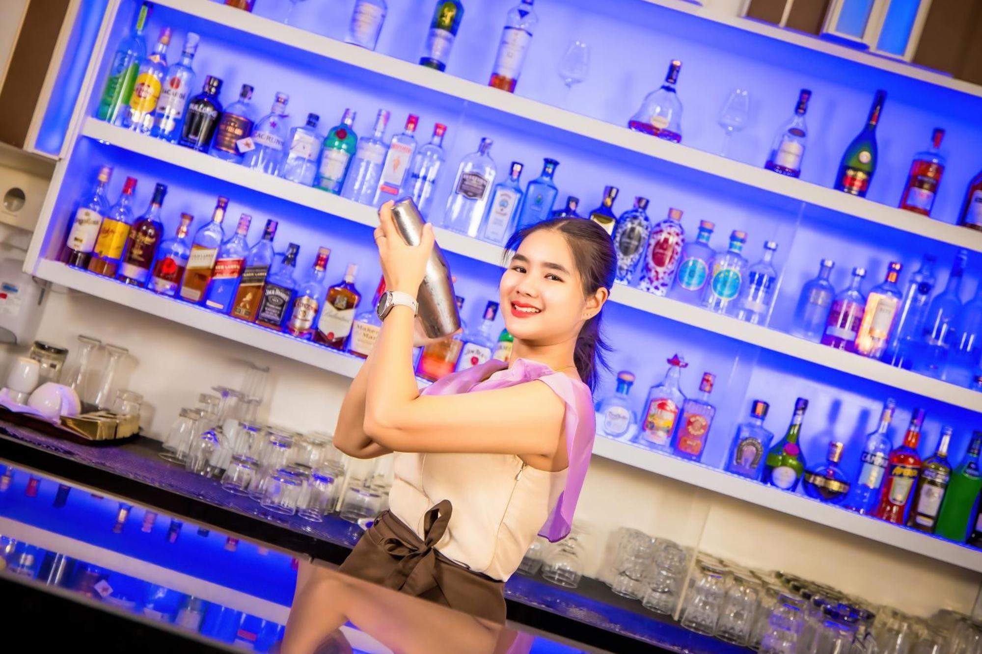 Grand Mercure Phuket Patong Exteriör bild A bartender in Vietnam