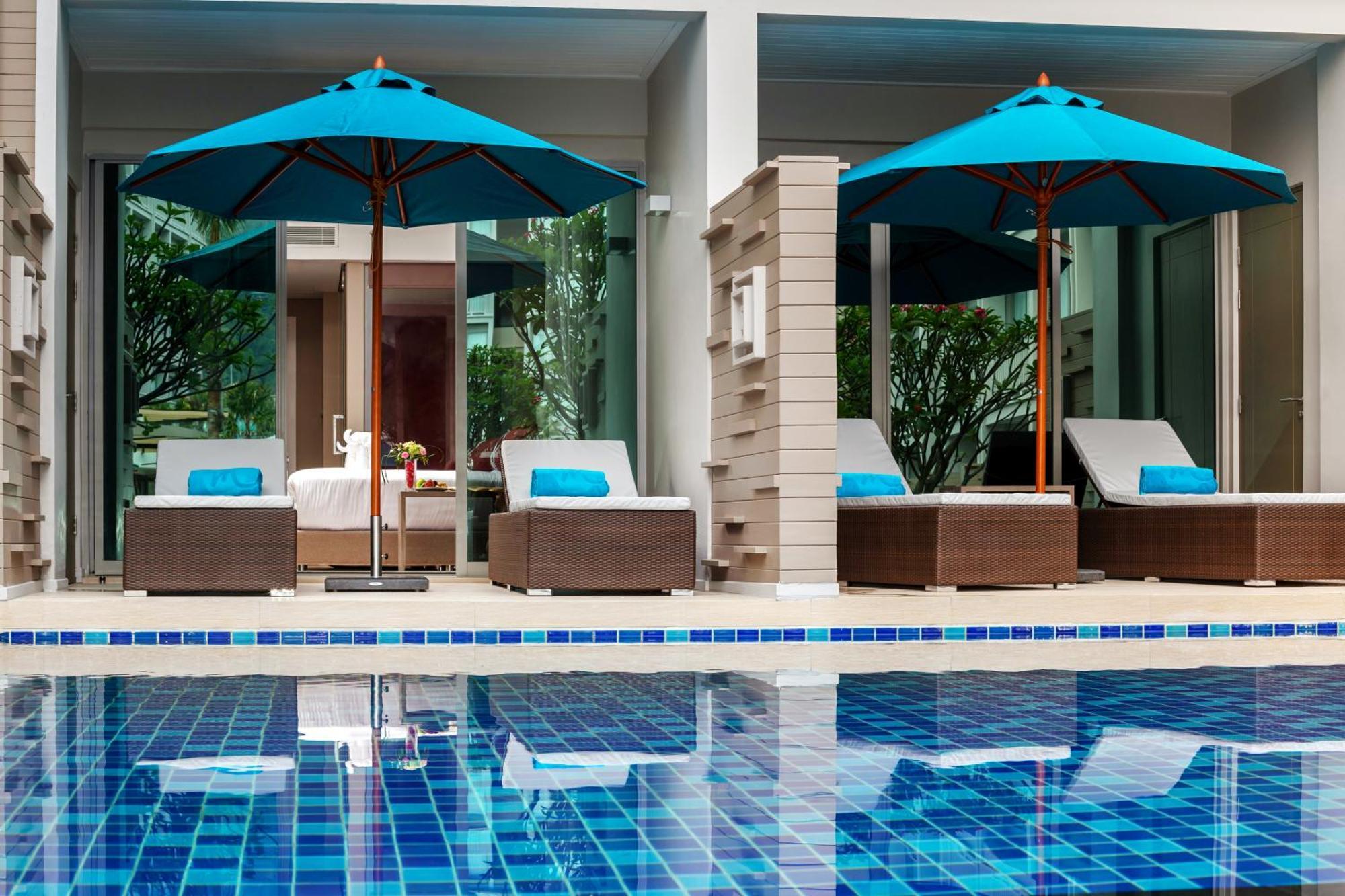 Grand Mercure Phuket Patong Exteriör bild Pool at The Village