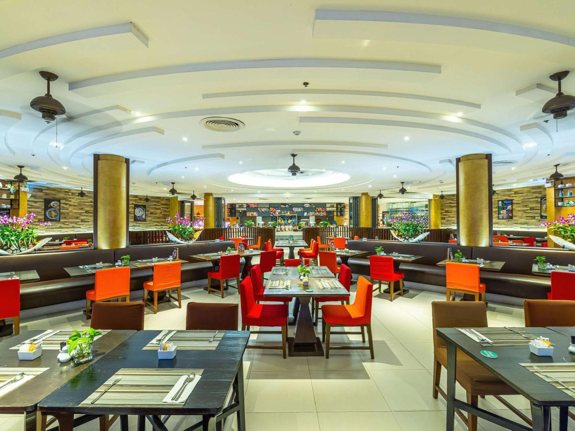 Grand Mercure Phuket Patong Exteriör bild The interior of the restaurant