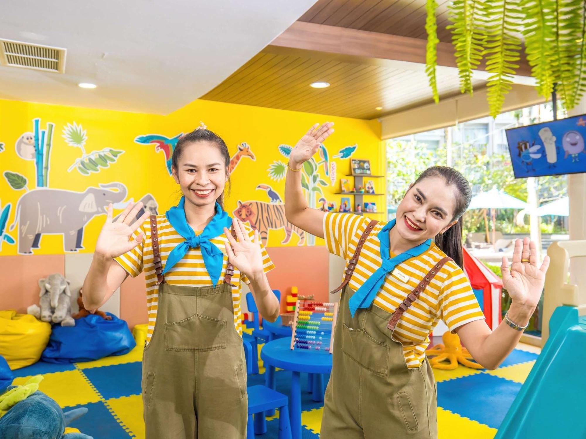 Grand Mercure Phuket Patong Exteriör bild The staff of the zoo
