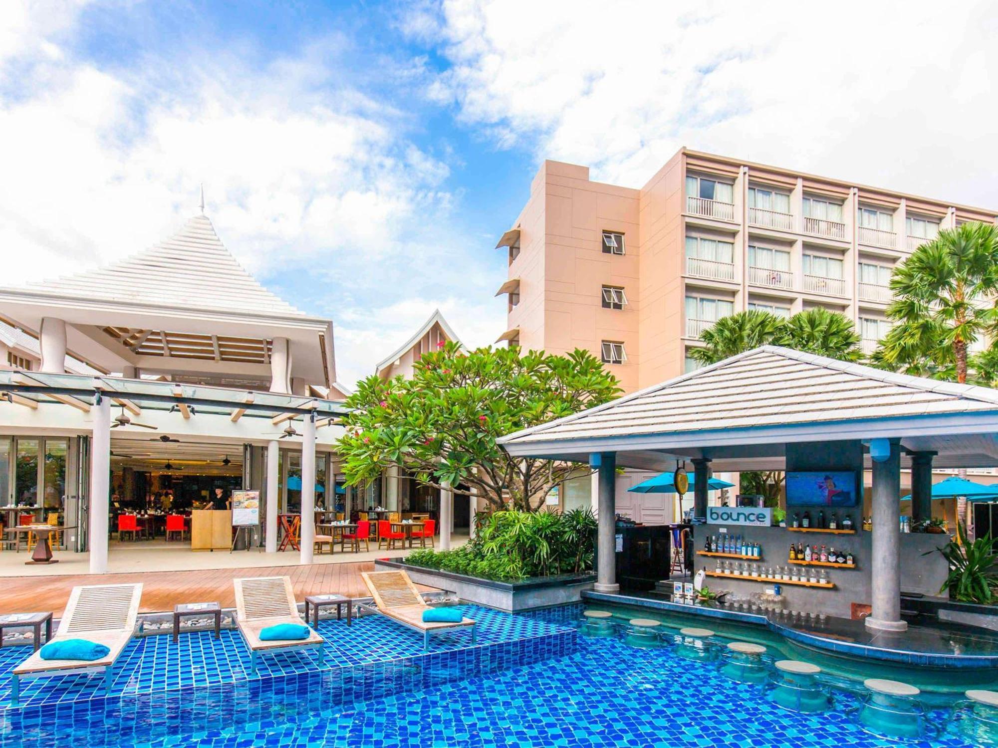 Grand Mercure Phuket Patong Exteriör bild The swimming pool at the hotel