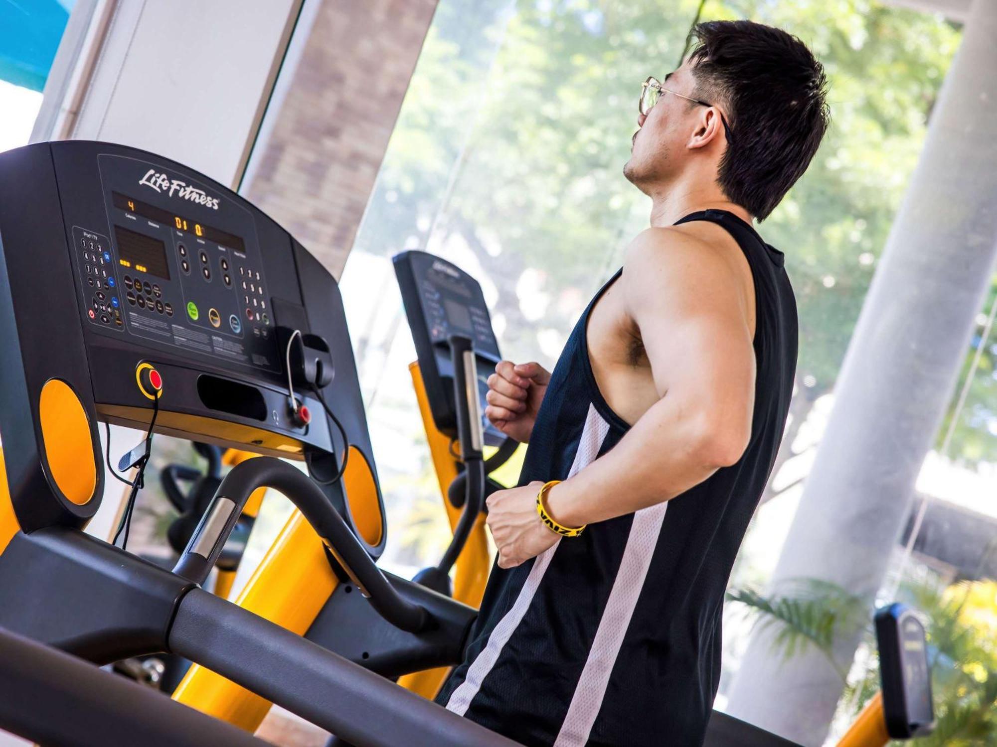 Grand Mercure Phuket Patong Exteriör bild A man on a treadmill
