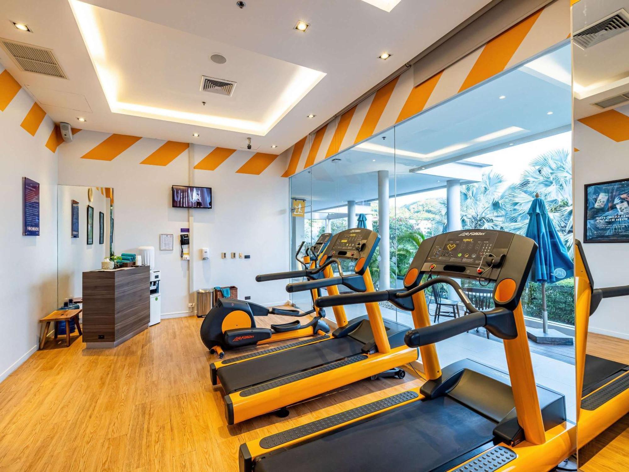 Grand Mercure Phuket Patong Exteriör bild The gym at the hotel