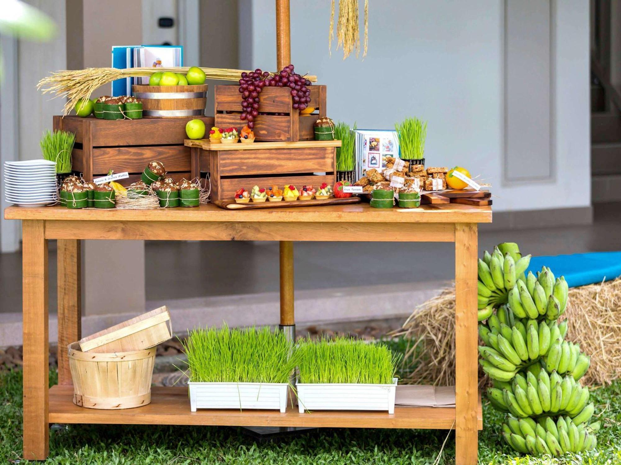 Grand Mercure Phuket Patong Exteriör bild Wheatgrass at a buffet