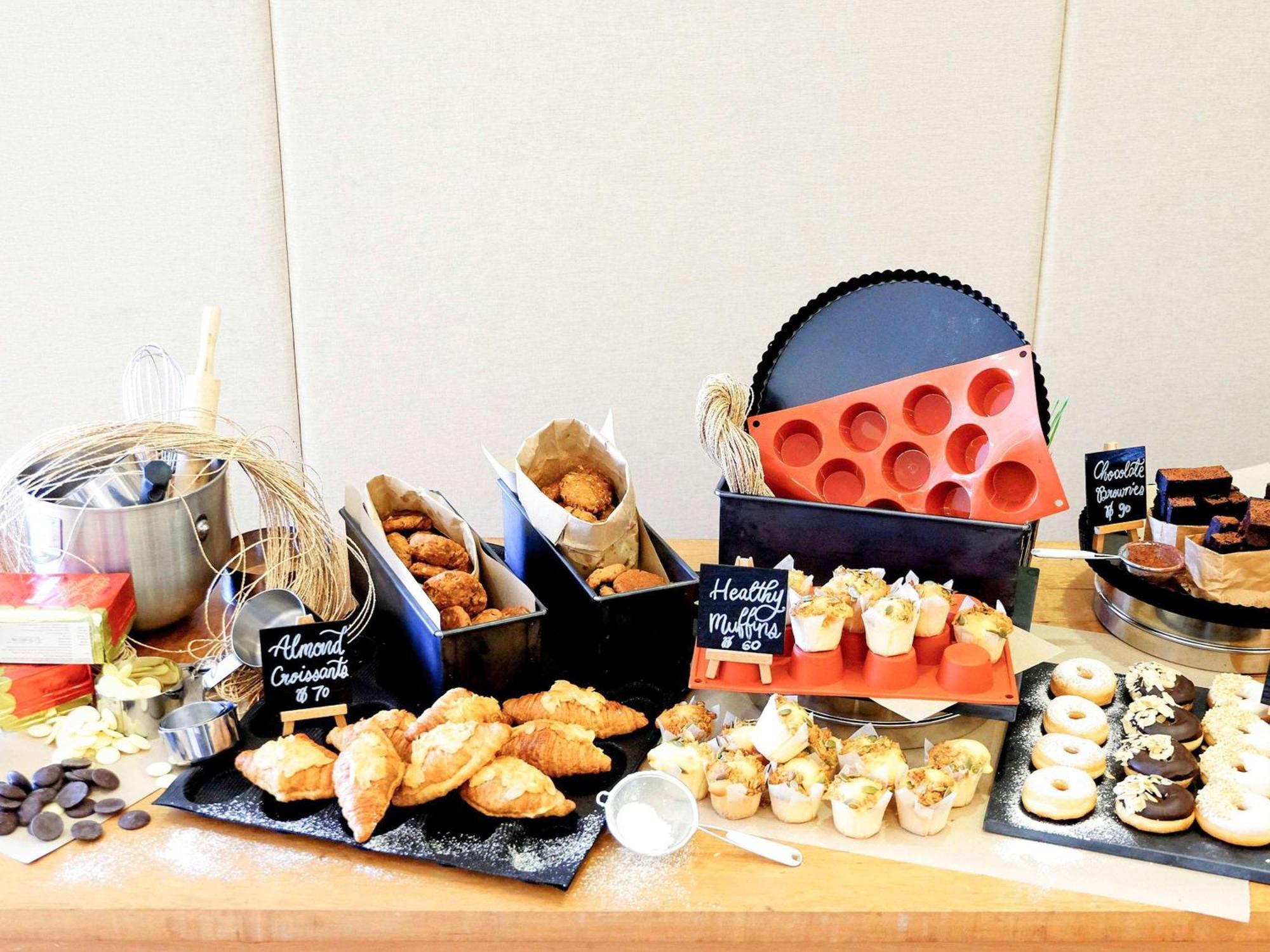 Grand Mercure Phuket Patong Exteriör bild A dessert buffet