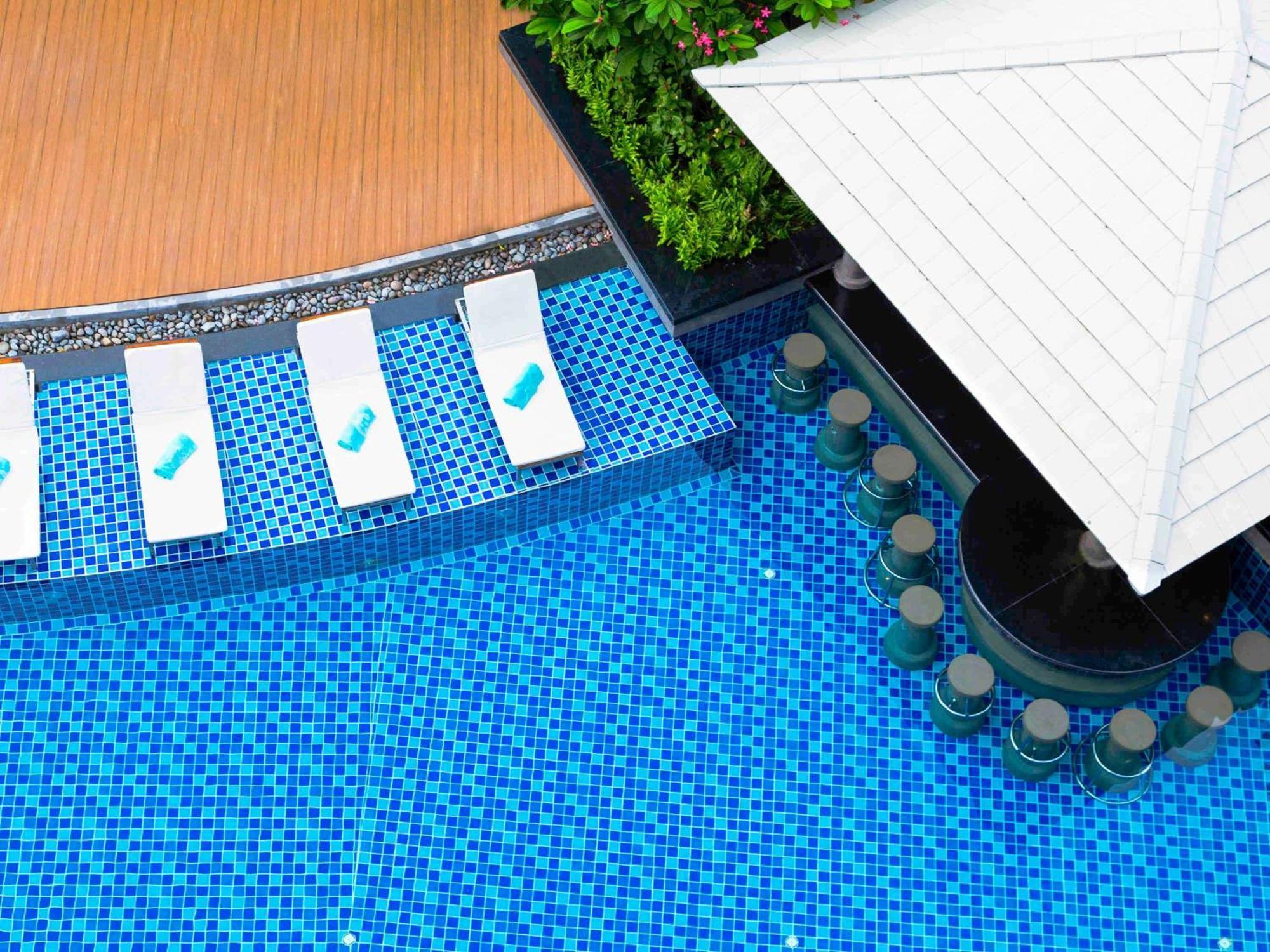 Grand Mercure Phuket Patong Exteriör bild A swimming pool with a blue mosaic tiled floor