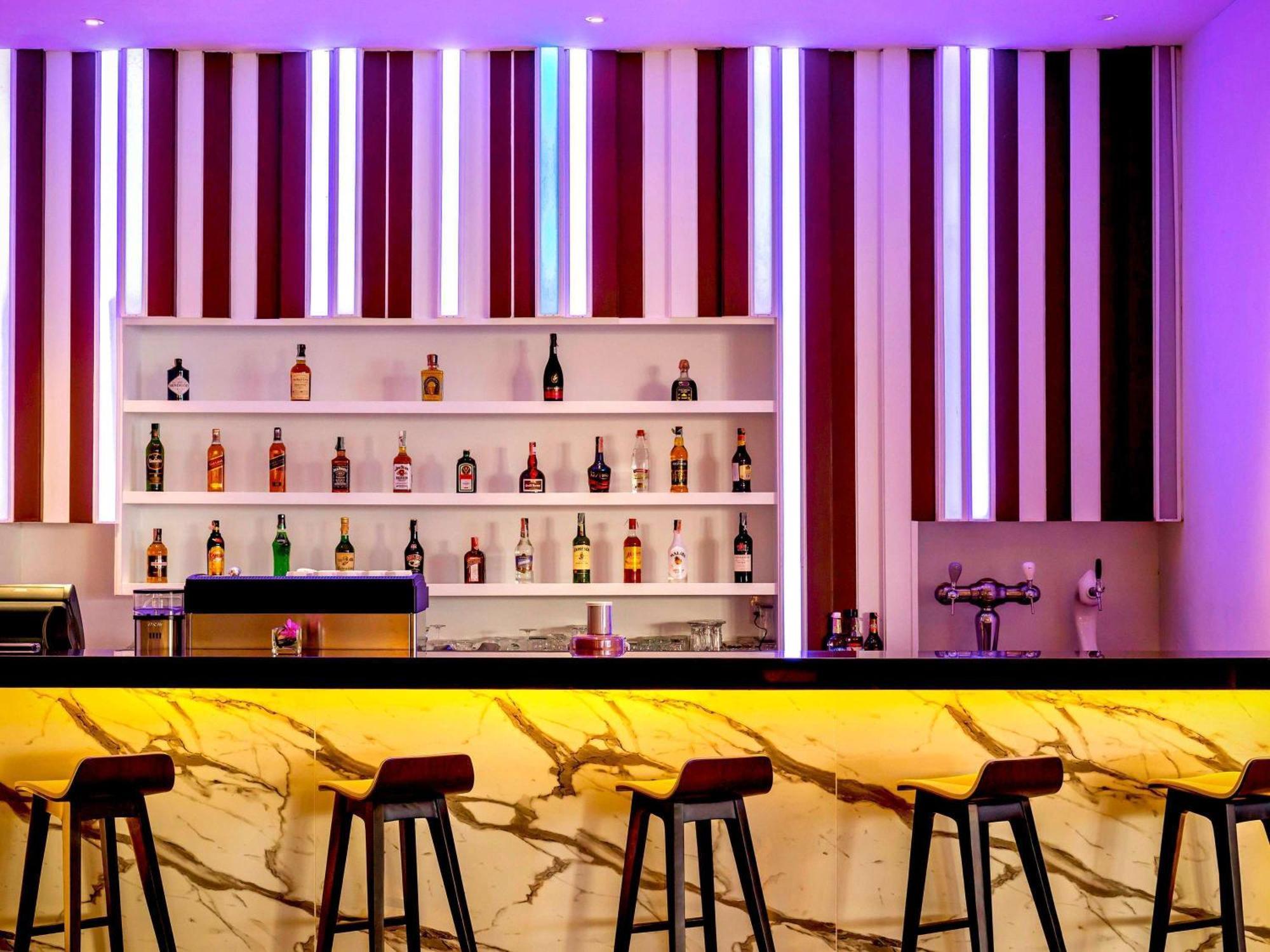 Grand Mercure Phuket Patong Exteriör bild The bar at the hotel